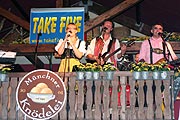 Die Wiesn Band Take Five sorgt für gute Stimmung im Zelt (Foto: Martin Schmitz)